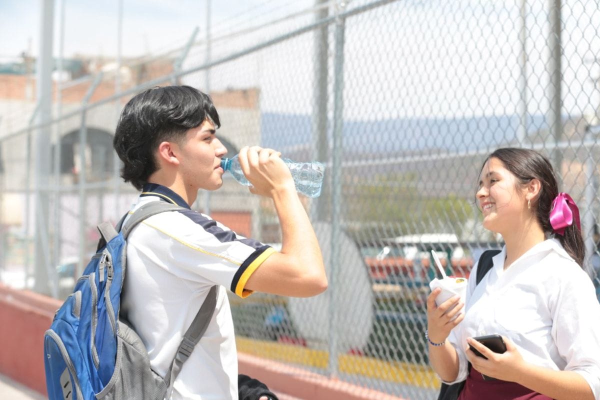 Ola de calor en Zacatecas: SSZ recomienda tomar al menos de 2 litros de agua al día