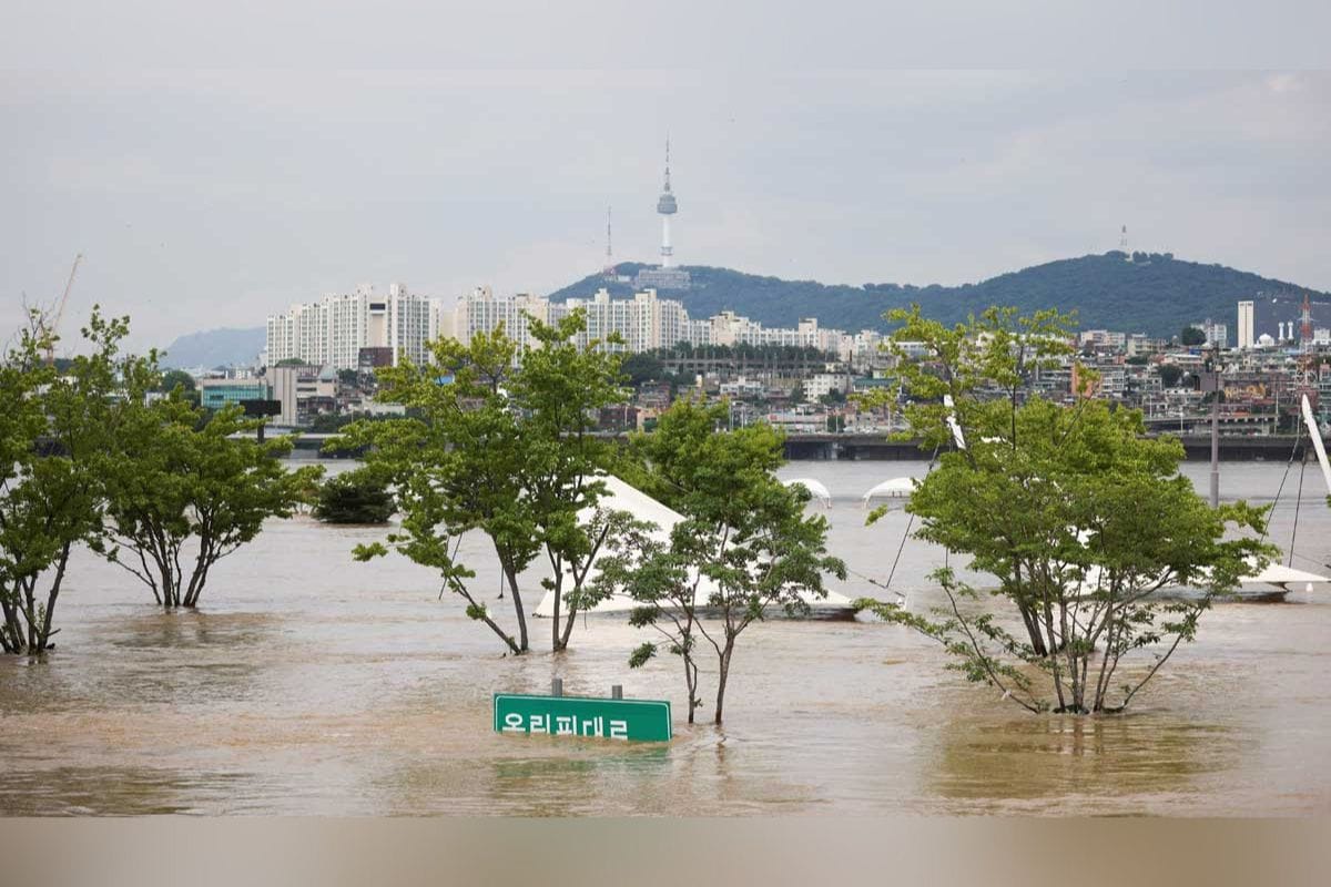 Las intensas lluvias que causaron inundaciones y deslizamientos de tierra en Corea del Sur; al menos 22 personas murieron y otras 14 están desaparecidas