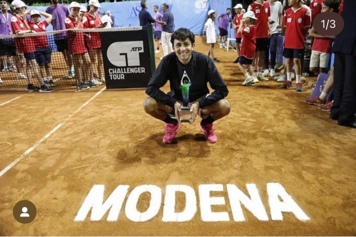 Con una amplia sonrisa, Emilio Nava Escobedo luce el trofeo que lo acredita como campeón del Torneo Challenger jugado en Módena (Italia).