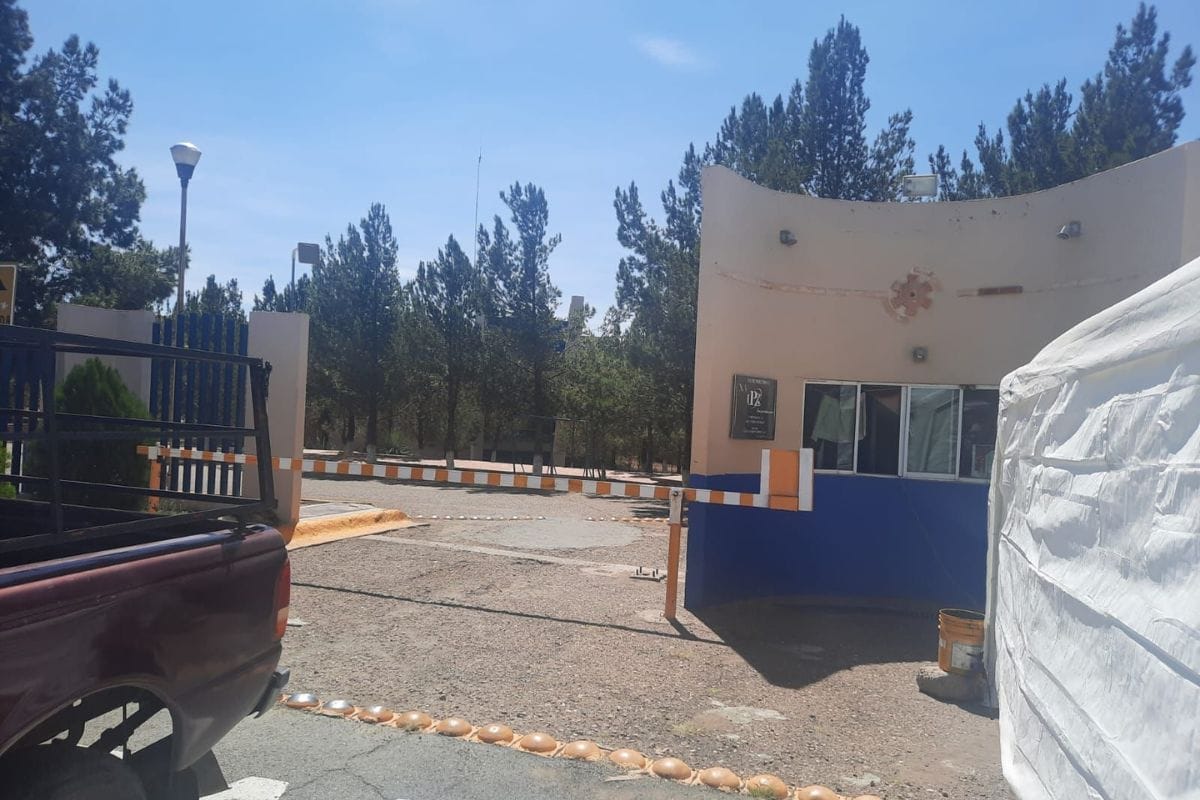 Trabajadores de la Universidad Politécnica de Zacatecas (UPZ) tomaron el plantel este lunes para denunciar la falta de pago a 150 empleados tanto personal administrativo como docente.