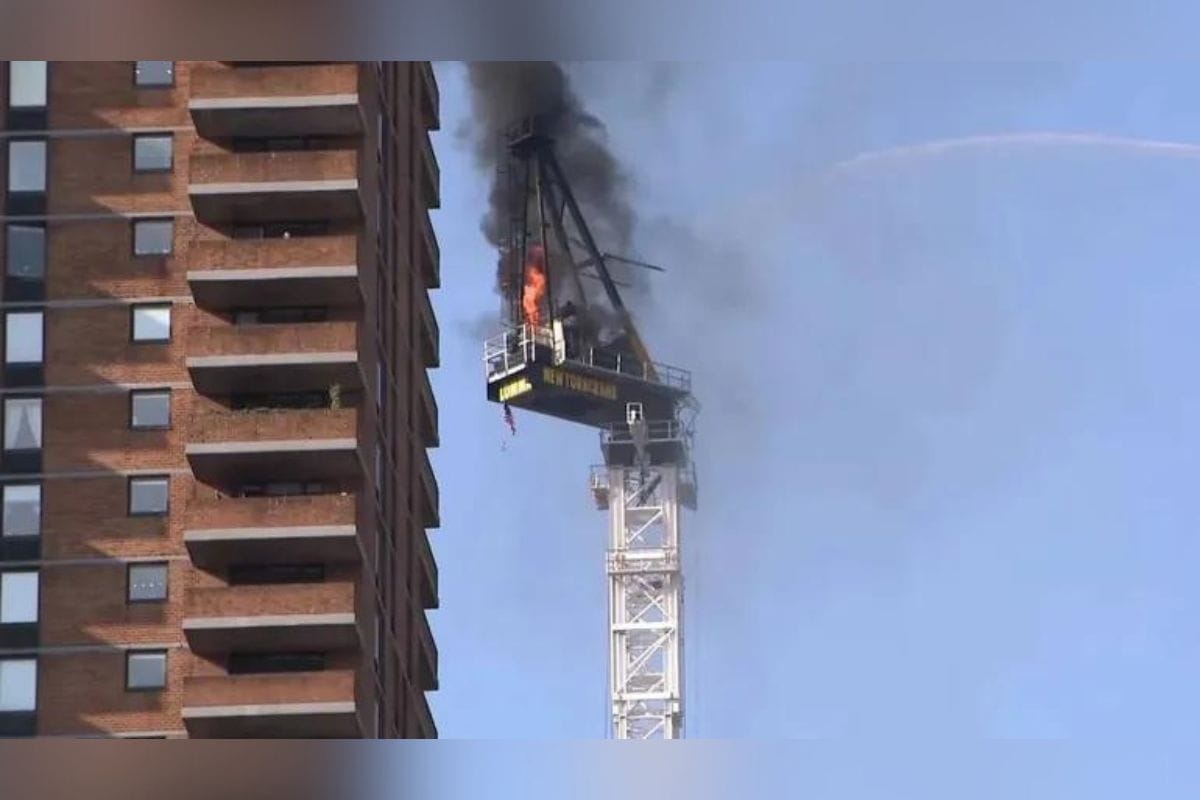 Sobre la calle en la zona oeste de Manhattan en Nueva York se incendia y desploma una grúa de construcción