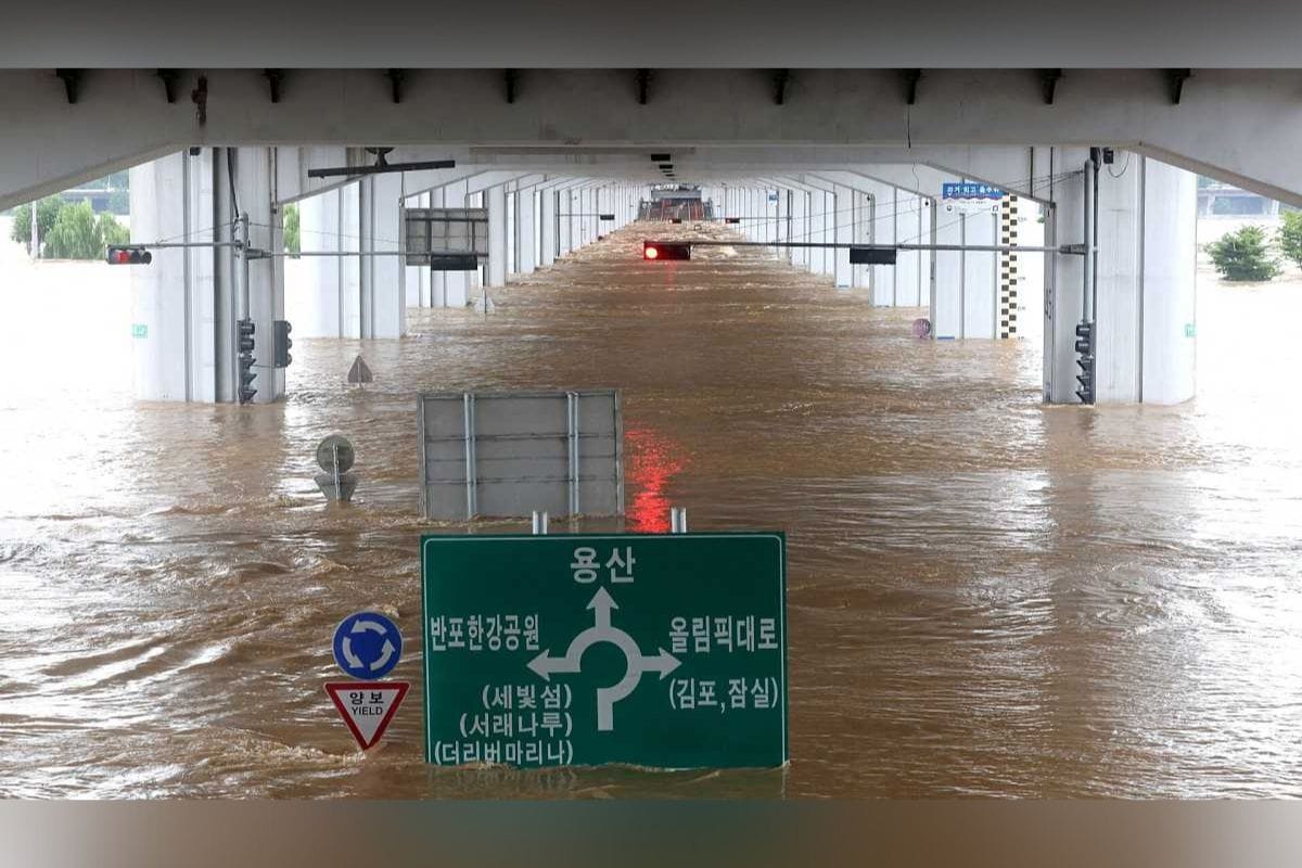 Las intensas lluvias que causaron inundaciones y deslizamientos de tierra en Corea del Sur; al menos 22 personas murieron y otras 14 están desaparecidas