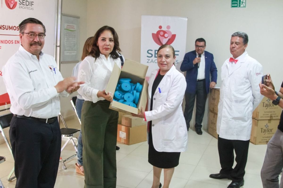 La Presidenta Honorífica del SEDIF, Sara Hernández de Monreal; hizo entrega de material e insumos médicos a hospitales pertenecientes a la Secretaría de Salud estatal.