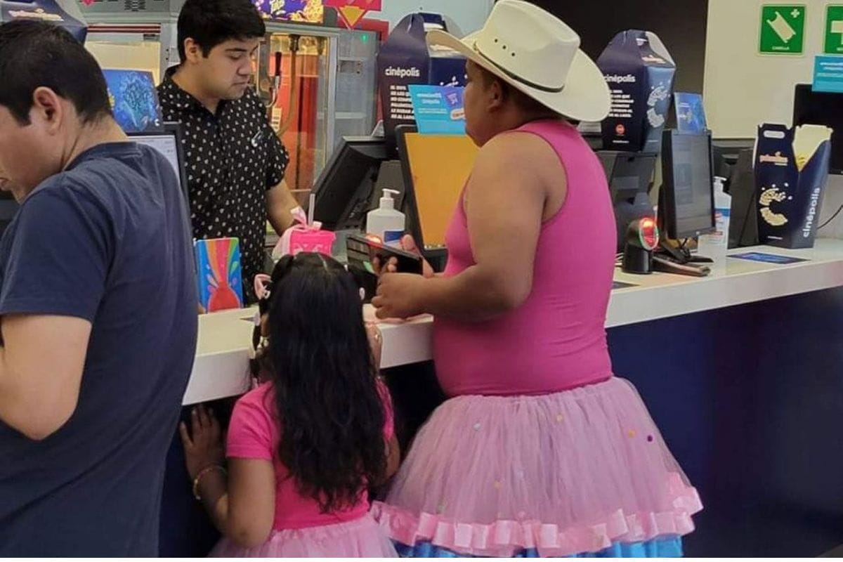 Un papá se hizo viral en redes cuando decidió ir disfrazado junto a su hija para la película de Barbie; su falda y sombrero causaron sensación.