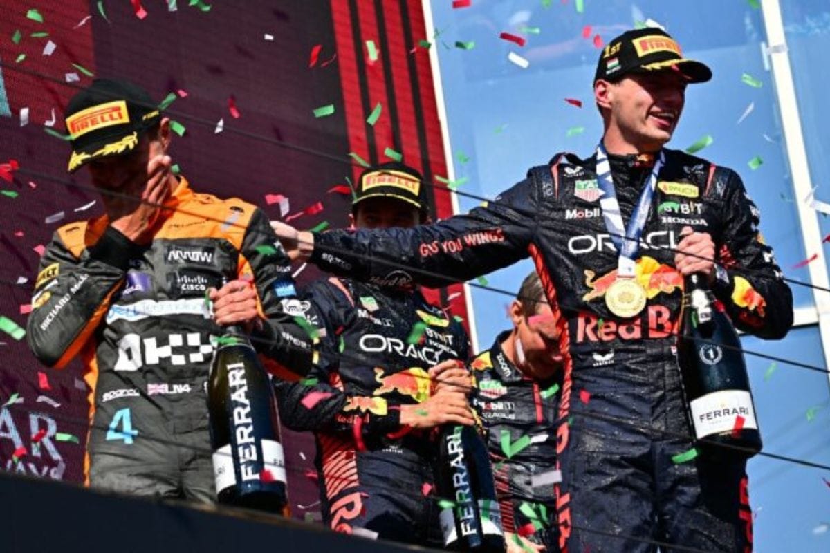 Max Verstappen se mantuvo en el primer lugar casi toda la carrera, hizo gala de sus habilidades al volante para subir como ganador al podio y al final Lando Norris le rompe su trofeo.