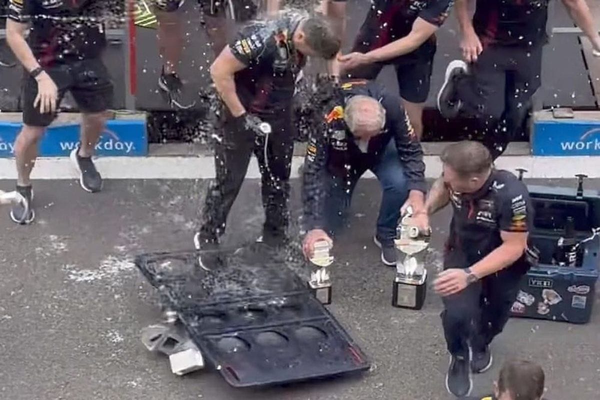 El equipo de Red Bull ha caído en una mala racha cuando de celebrar se trata; ya que por segunda carrera consecutiva rompieron el trofeo de ganador