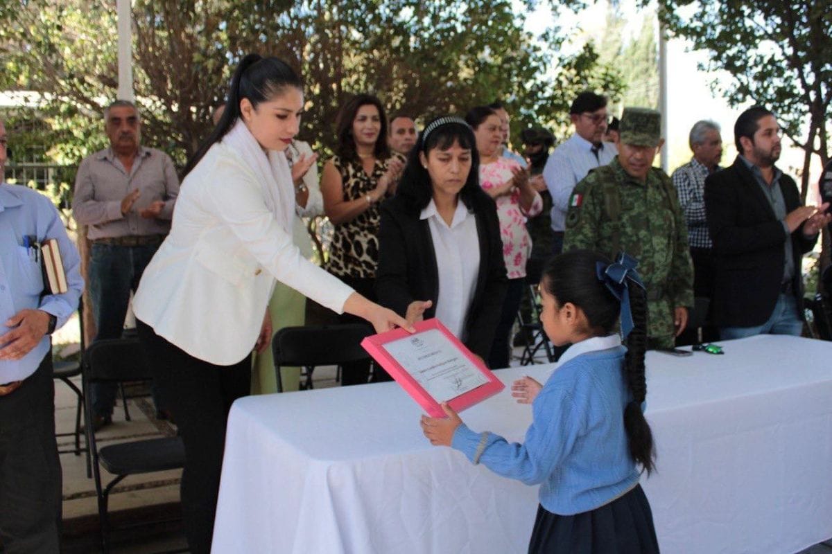 El presidente municipal Saúl Monreal Ávila, encabezó los últimos Honores a la Bandera del ciclo escolar 2022-2023 en el jardín de niños “Dones de Froebel”.