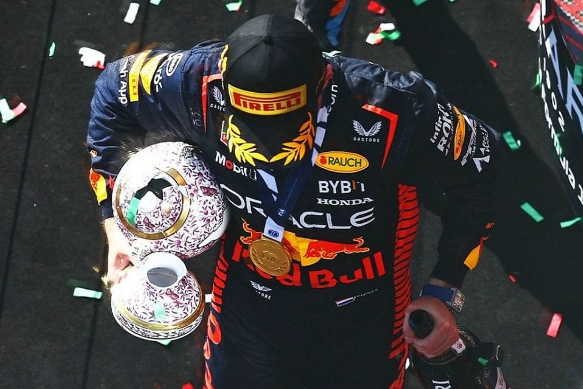 Max Verstappen se mantuvo en el primer lugar casi toda la carrera, hizo gala de sus habilidades al volante para subir como ganador al podio y al final Lando Norris le rompe su trofeo.