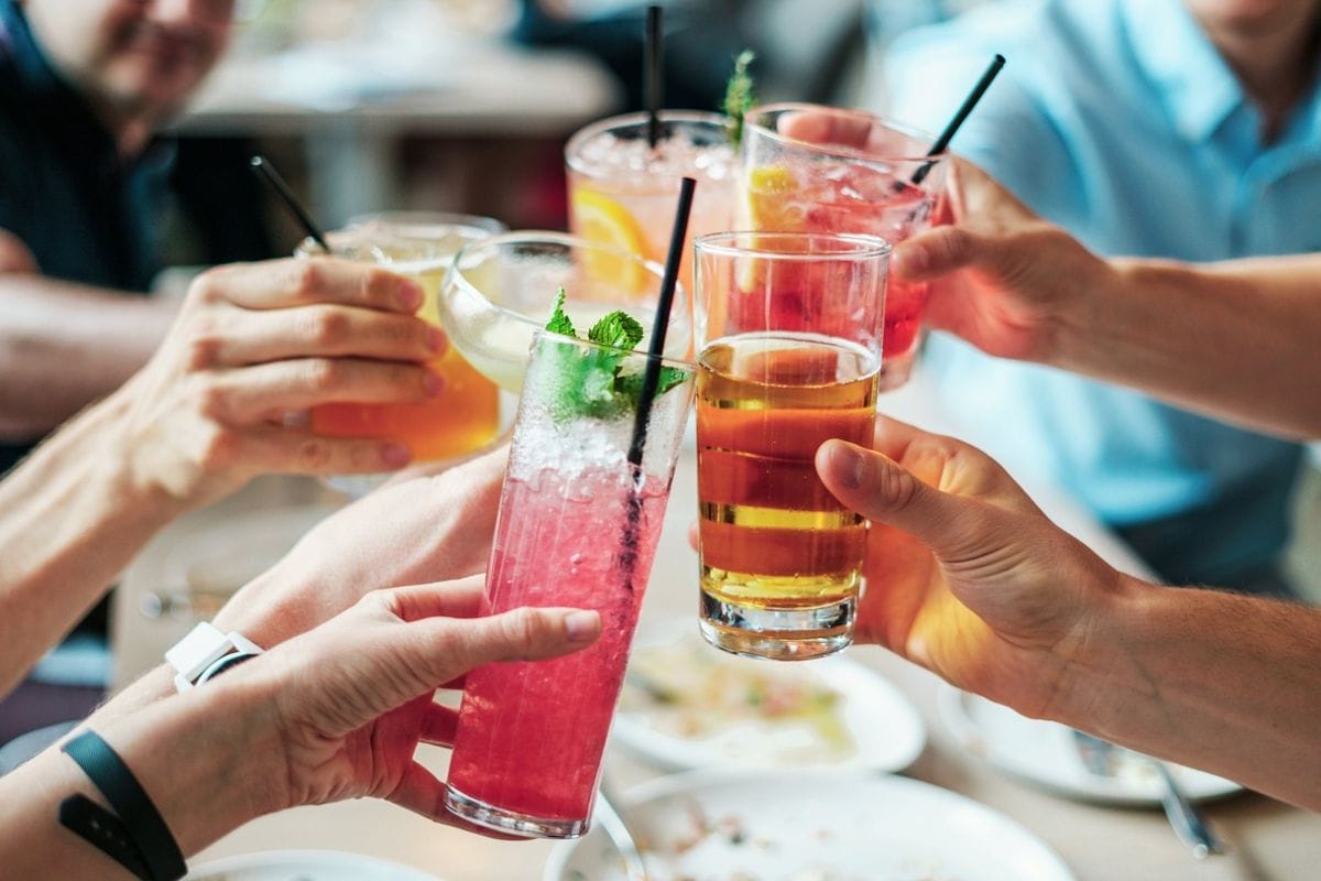 El consumo moderado de alcohol ayuda a la salud cerebral.