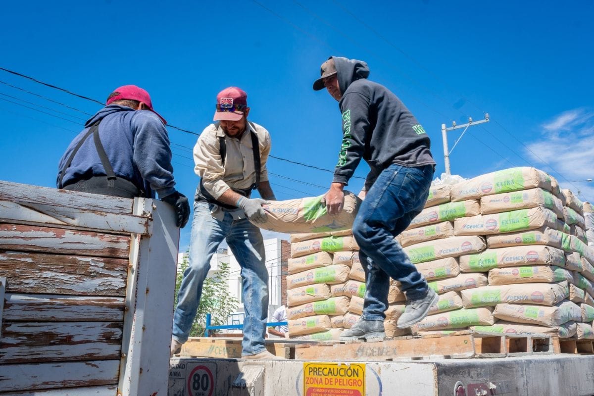 DIF Jerez entrega cemento a familias jerezanas