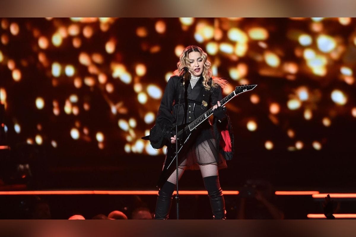 Se sabe que en el mes de junio a Madonna la hospitalizaron de emergencia por una fuerte infección, esto ocurrió días antes de que diera inicio su gira The Celebration Tour