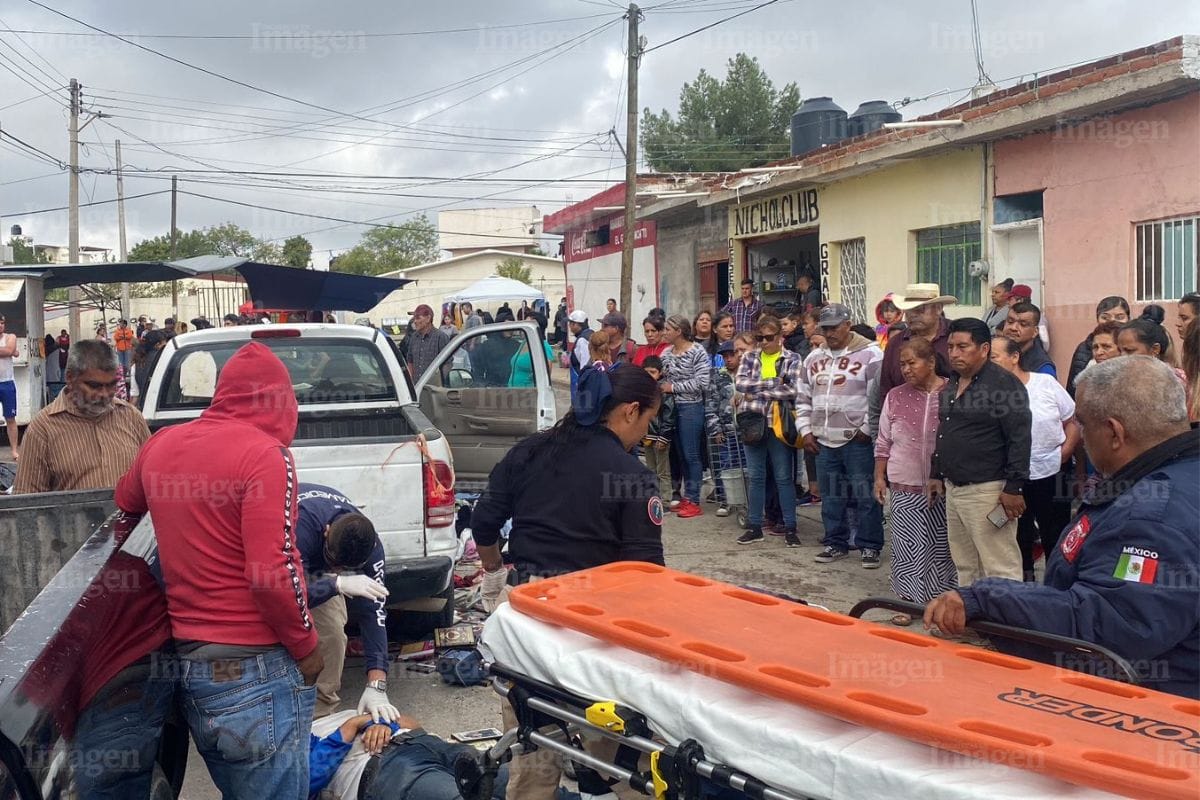 La mañana de este domingo en el tianguis dominical de la colonia Emiliano Zapata al menos tres personas fueron atropelladas por una camioneta que al parecer se quedó sin frenos.