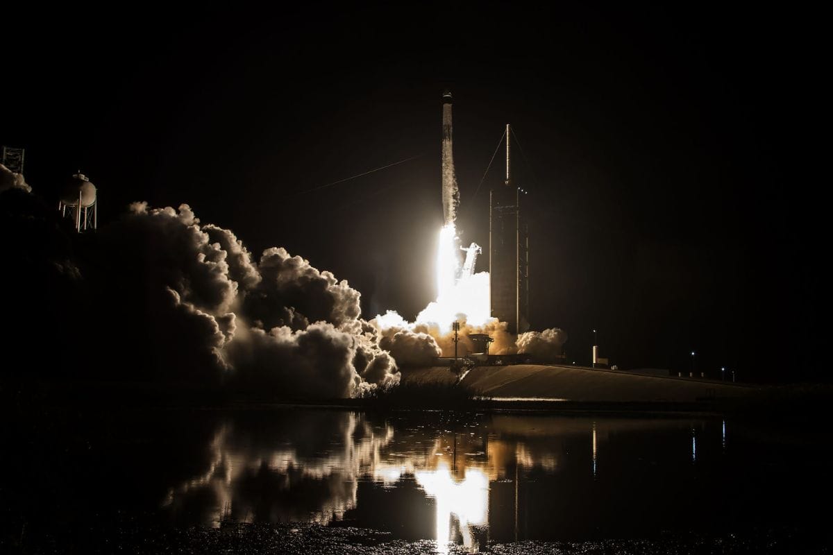 La nave, a bordo del cohete Falcon 9; lleva a la misión tripulada a la Estación Espacial Internacional (EEI) la cual tendrá una duración de 6 meses.