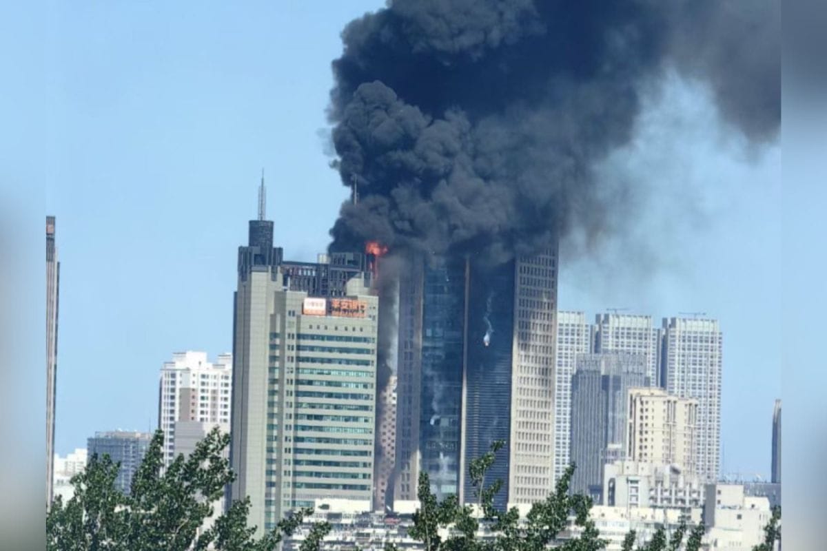 Un incendio consumió un edificio de 20 pisos; ubicado en el distrito de Nankai de Tianjin (China) se desató durante la tarde del martes