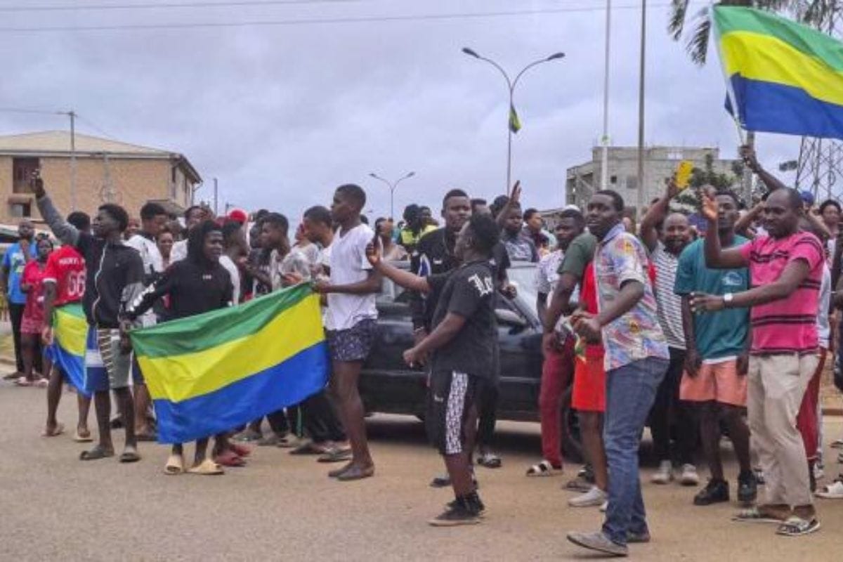 Un grupo de militares dan golpe de estado y ponen fin al régimen actual en Gabón; y en arresto domiciliario al presidente Ali Bongo Ondimba.