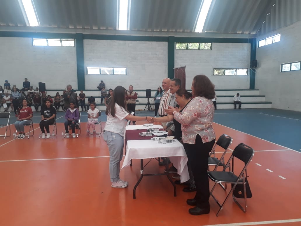 Se entregan becas en apoyo a 242 estudiantes de primaria y secundaria en Jerez