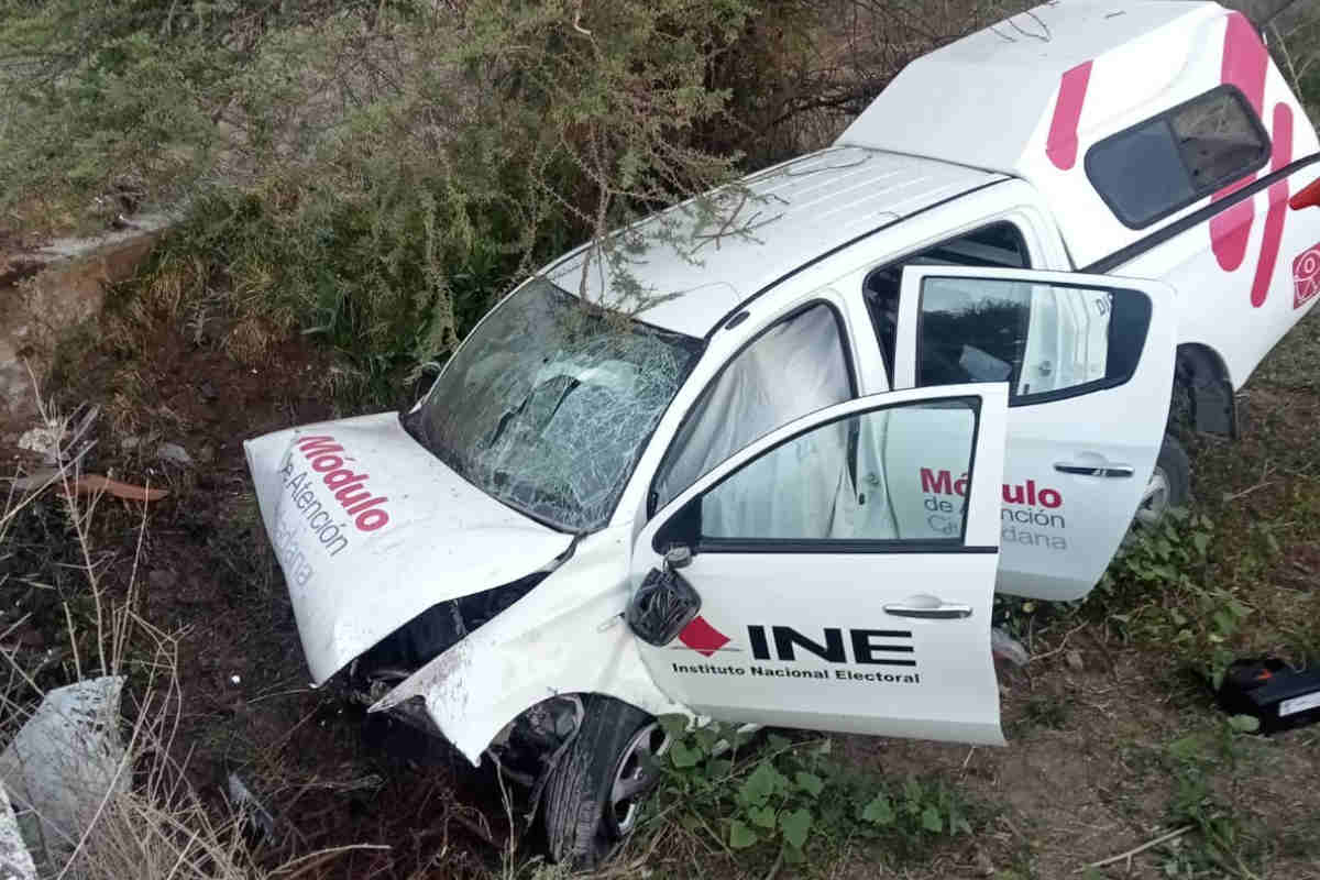 Muere trabajador del INE tras volcar su camioneta en la carretera de Ojocaliente
