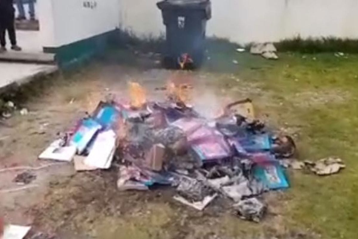 VIDEO Padres de familia queman libros de texto de la SEP en Chiapas