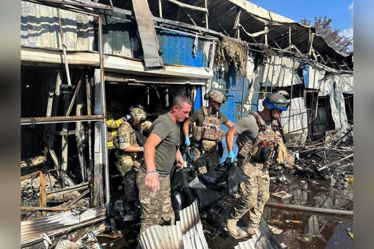 El presidente ucraniano, Volodimir Zelenski informó que al menos 16 personas murieron en un bombardeo ruso en un mercado de Kostantínovka, ciudad ubicada al este de Ucrania.