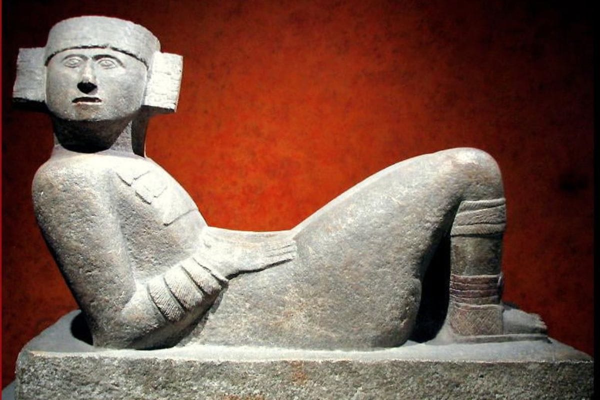 Una imponente escultura de un Chac Mool, esculpida con detallada maestría en basalto, se descubrió en el corazón de Pátzcuaro, Michoacán.