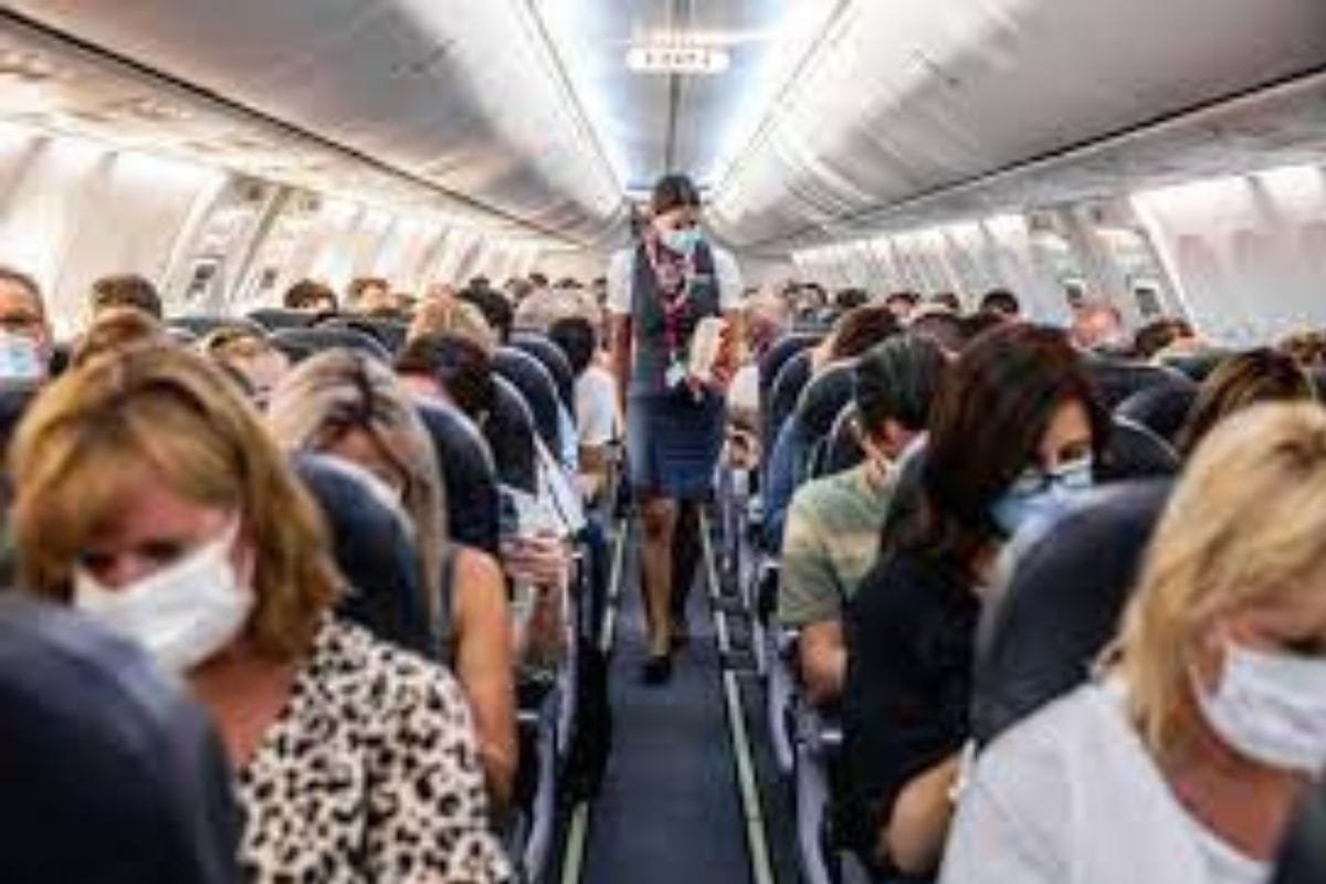 Un vuelo de United Airlines que salió del Aeropuerto Internacional de Newark Liberty a Roma, Italia; se convirtió en una aterradora experiencia.
