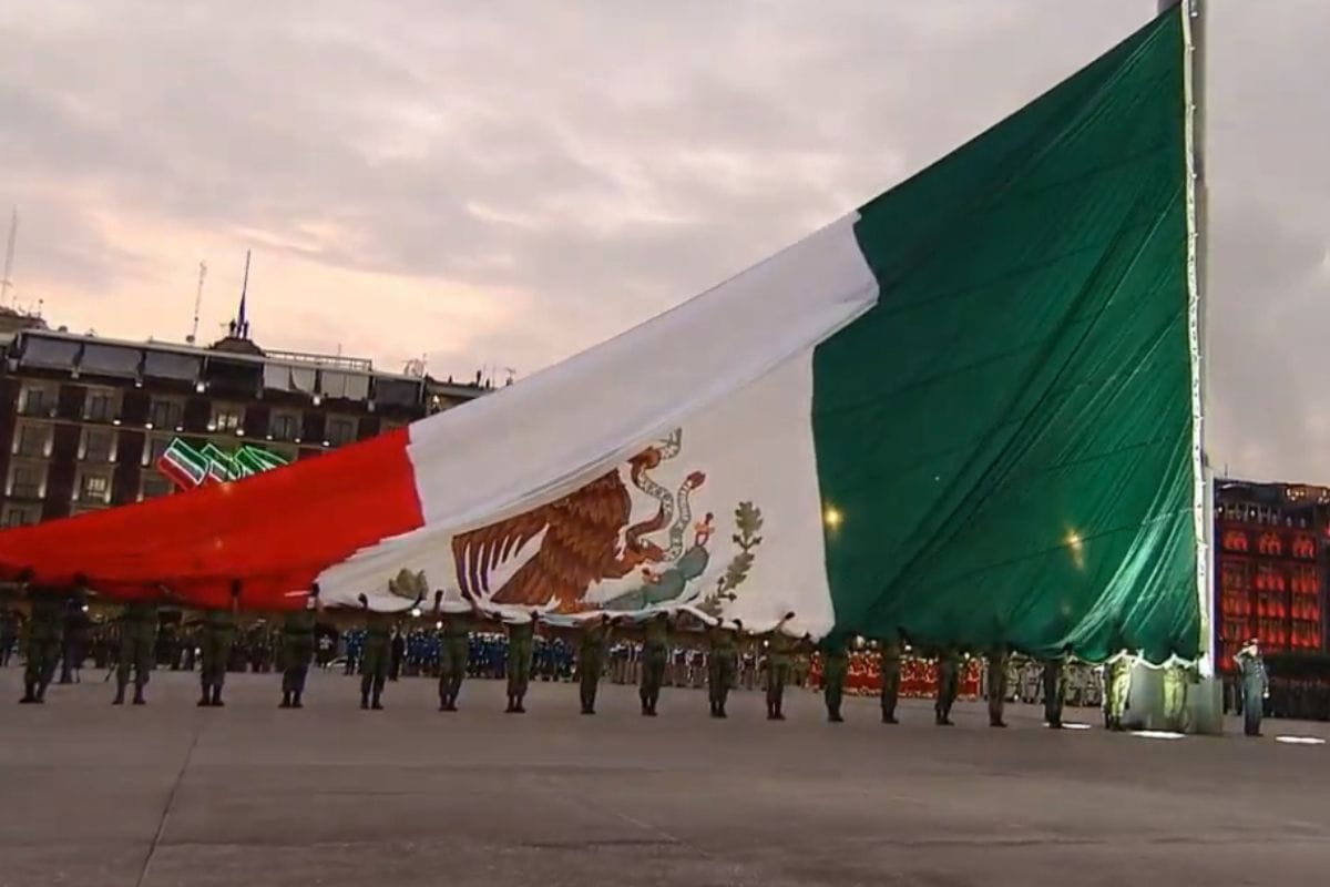 Esta mañana, el presidente Andrés Manuel López Obrador; encabezó el izamiento de la Bandera a media asta en el Zócalo de la Ciudad de México.