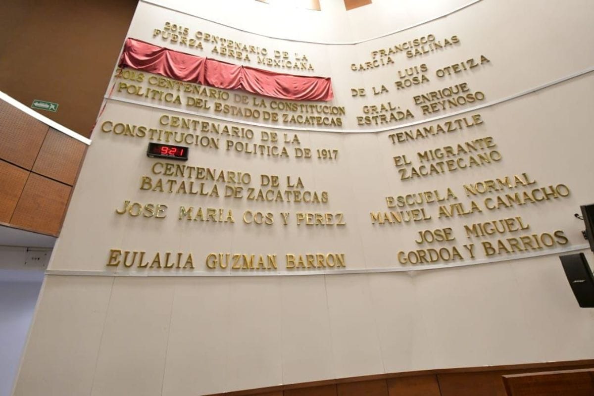 Develan letras doradas con la leyenda: “2023, Año del Bicentenario del Heroico Colegio Militar” en el muro de honor del Congreso de Zacatecas.