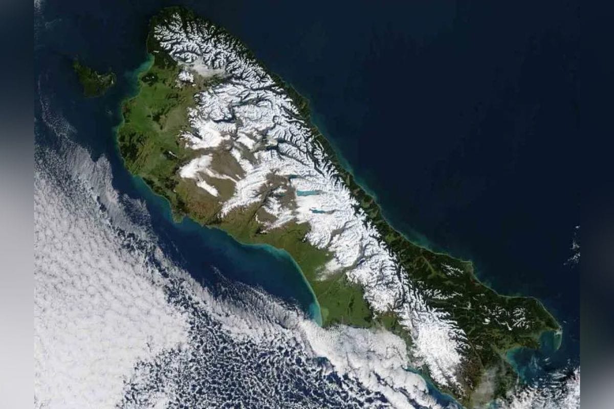 Zealandia una inexplorada tierra quedó sumergida en un 95 por cuento bajo las aguas del océano, hace 23 millones de años; después de separarse del supercontinente Gondwana, un evento que ocurrió hace 60 millones de años