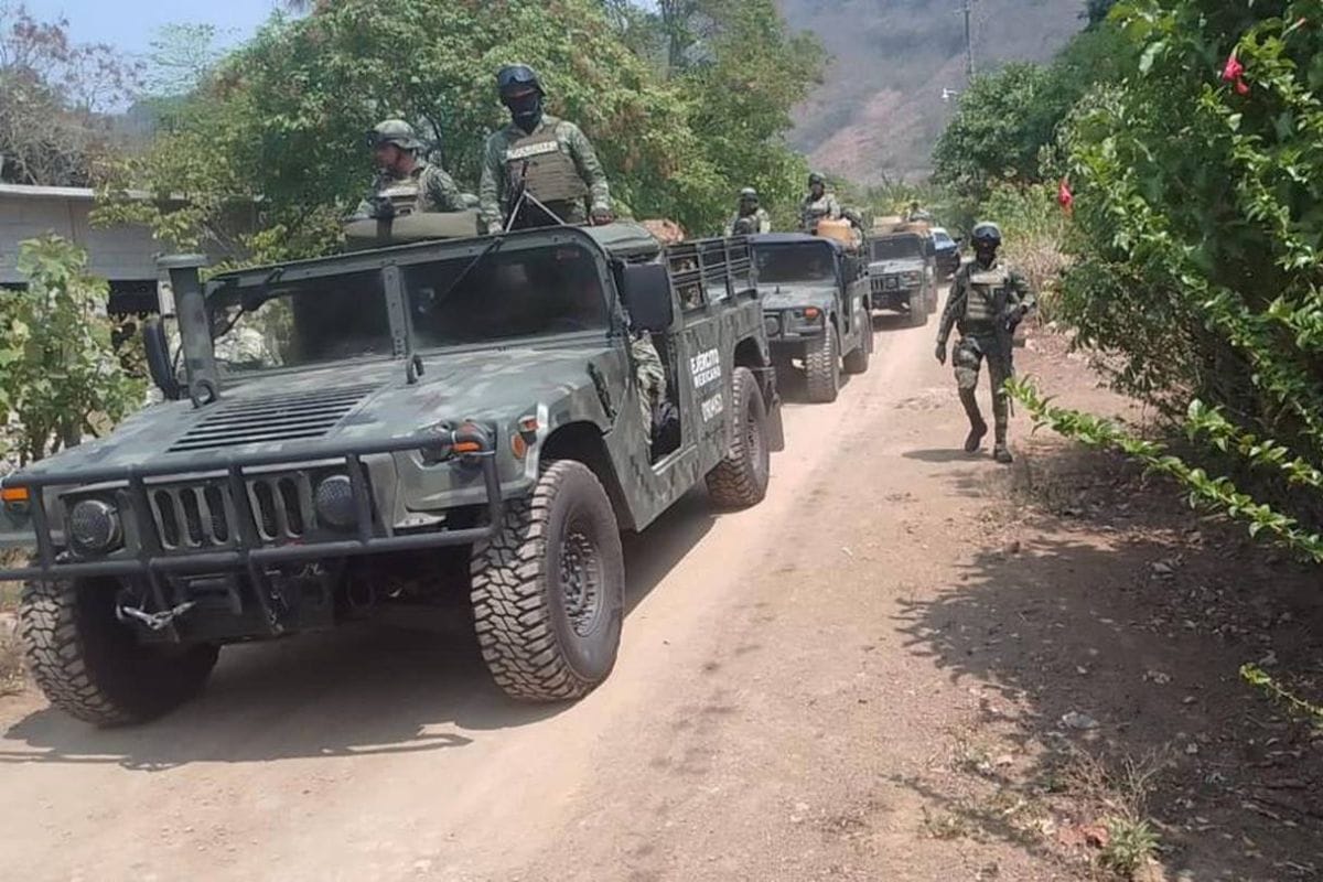 Ante la presencia de grupos civiles armados, unos 800 elementos uniformados de la Sedena; se desplazaron al municipio de Frontera Comalapa.
