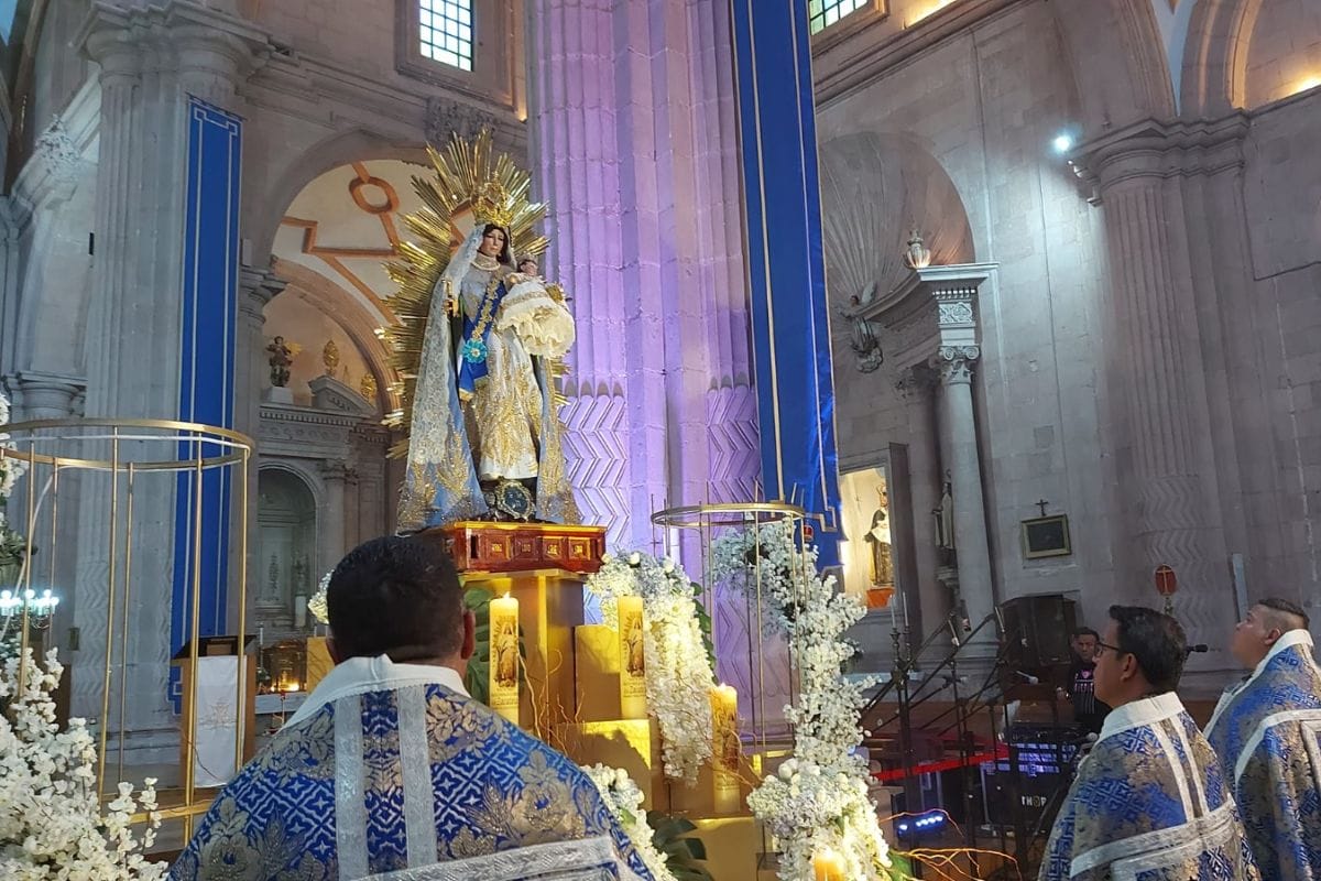 En tradicional recorrido, este viernes 8 de septiembre se llevó a cabo la tradicional Romería de la Virgen de Nuestra Señora de los Zacatecas; por algunas de las principales calles del centro de la capital.