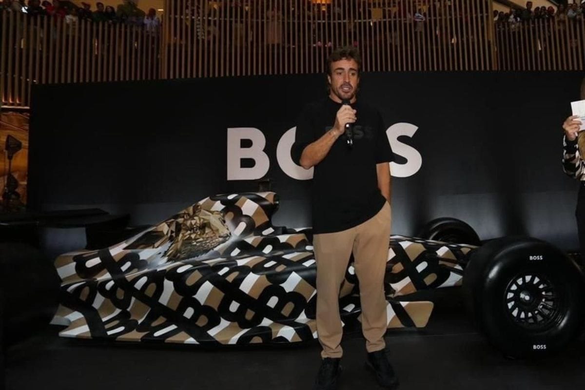 Fernando Alonso, piloto de Aston Martin, causó sensación en una plaza comercial en la Ciudad de México.