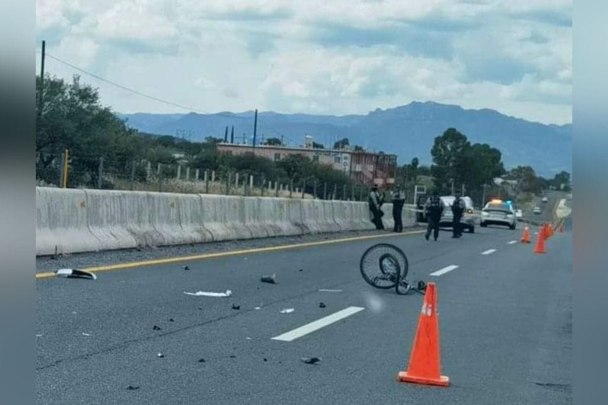 Un vehículo oficial conducido por un trabajador de la Secretaría del Bienestar atropella a un ciclista que pierde la vida.