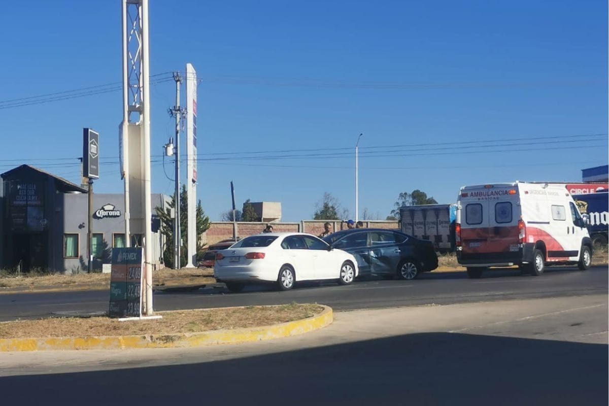 Un accidentado inicio de semana se registró en el acceso norte a la capital zacatecana luego de un percance que involucró a dos vehículos.