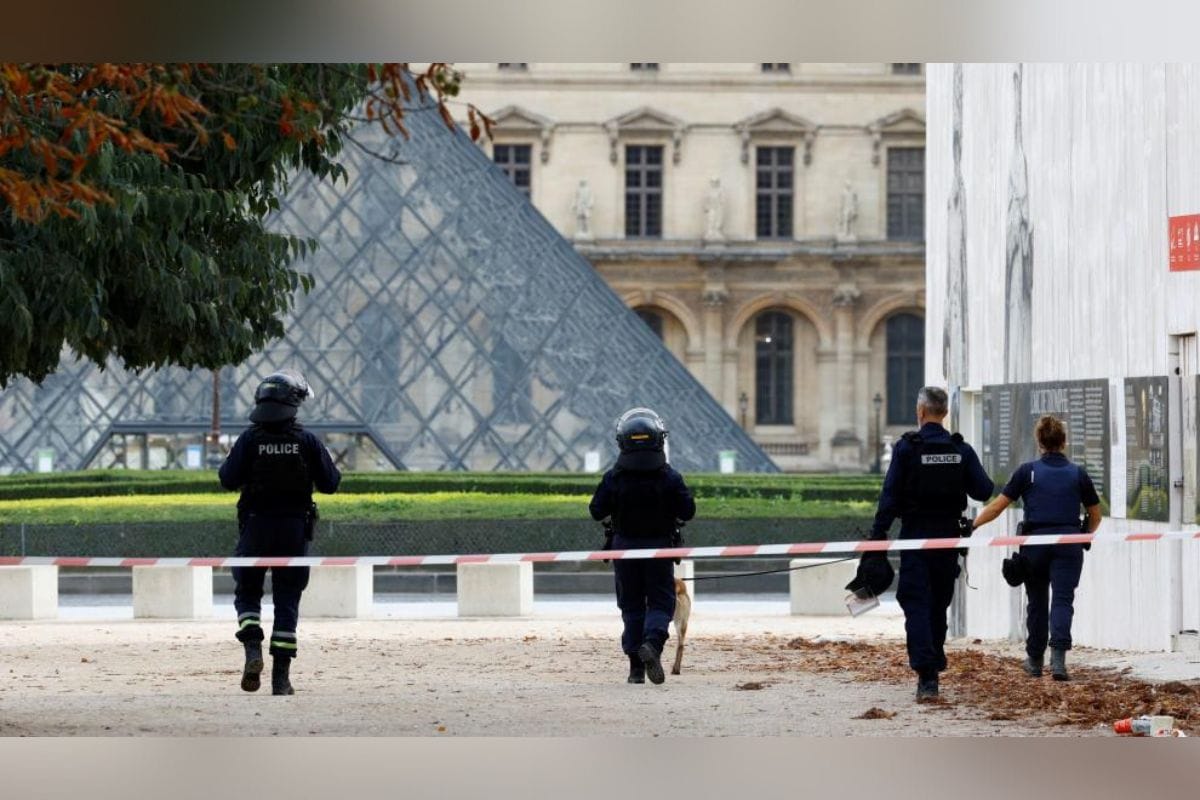 El museo del Louvre de París, el más grande del mundo, y el emblemático Palacio de Versalles; cerraron a mediodía y a las 16:00 horas respectivamente de este sábado por razones de seguridad.