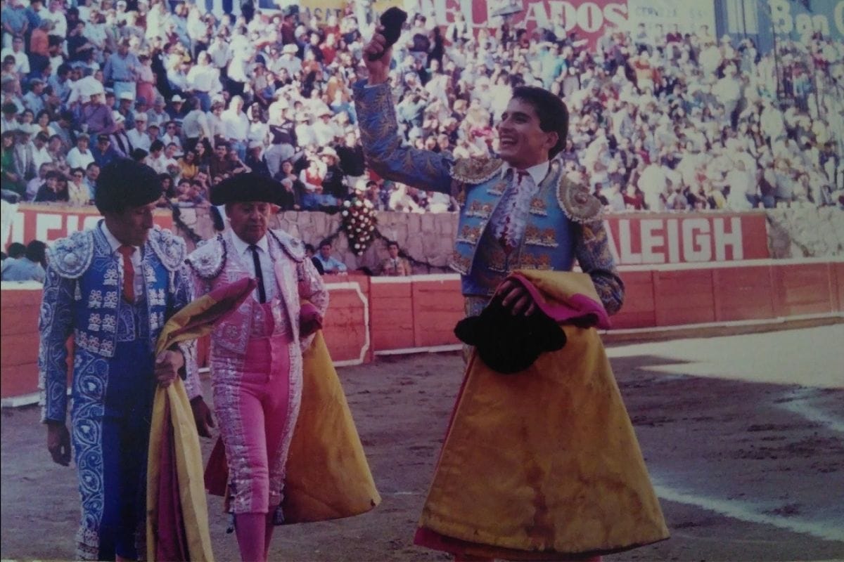 El novillero zacatecano José Antonio "Curro" Enríquez actuó con "El Juli" y Jerónimo en septiembre de 1997