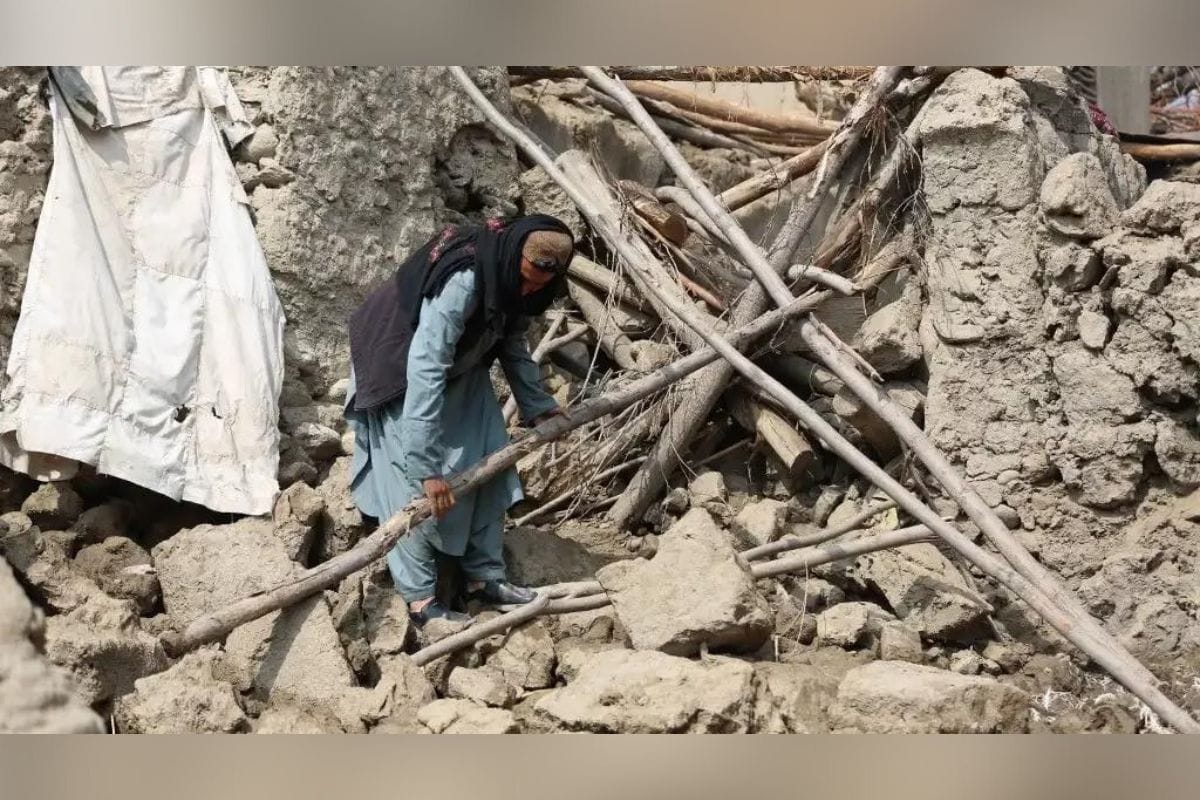 Un sismo de magnitud 6.3 que sacudió este sábado al oeste de Afganistán; dejando al menos 120 personas murieron y más de mil heridos