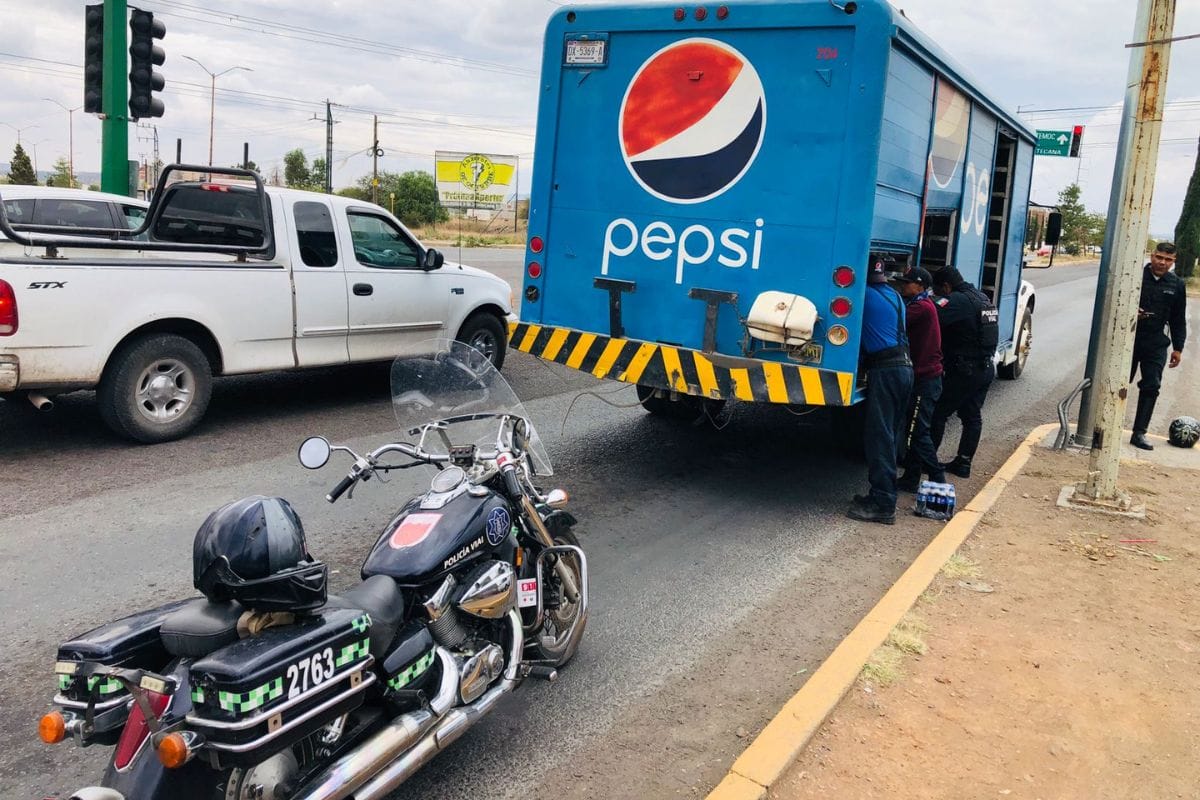 Un señor tuvo que aventarse de su motocicleta para poner a salvo su integridad; debido a que un camión refresquero se quedó sin frenos.