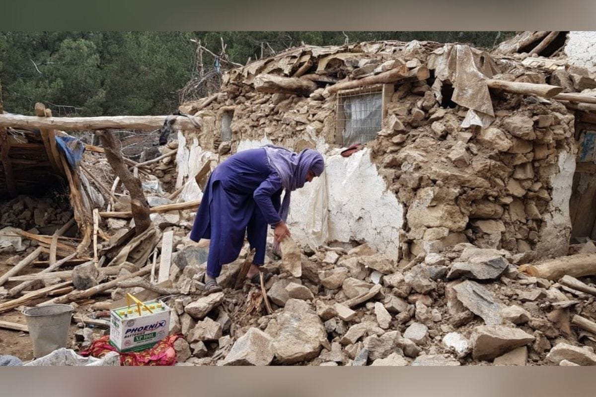 Un sismo de magnitud 6.3 que sacudió este sábado al oeste de Afganistán; dejando al menos 120 personas murieron y más de mil heridos