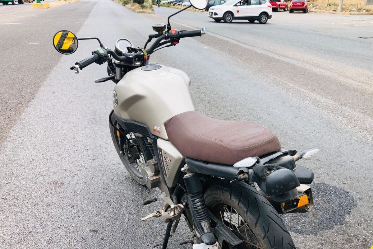 Un señor tuvo que aventarse de su motocicleta para poner a salvo su integridad; debido a que un camión refresquero se quedó sin frenos.