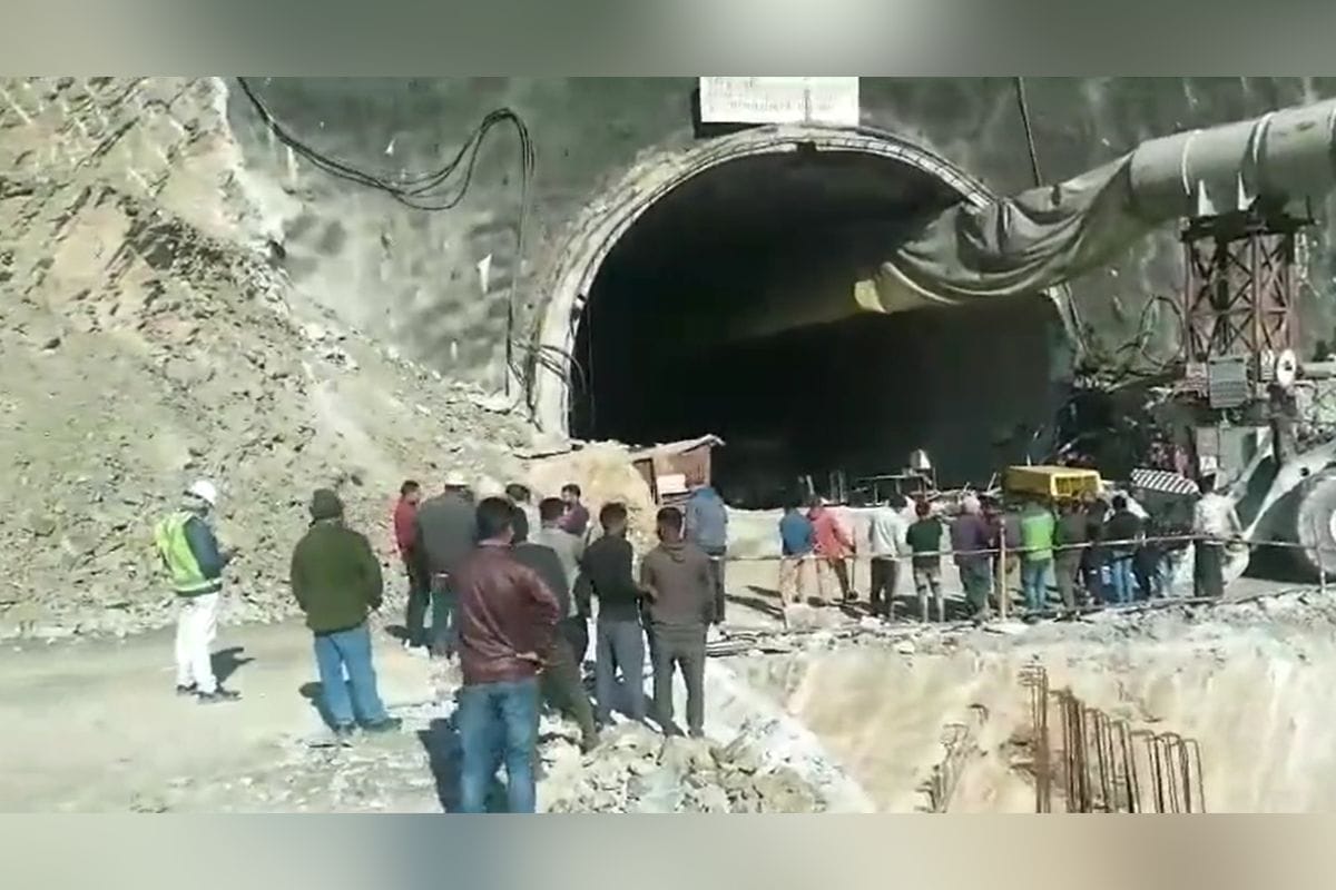 Un responsable de los servicios de rescate, informó que al menos 40 obreros quedaron atrapados después de derrumbarse el túnel de carretera.