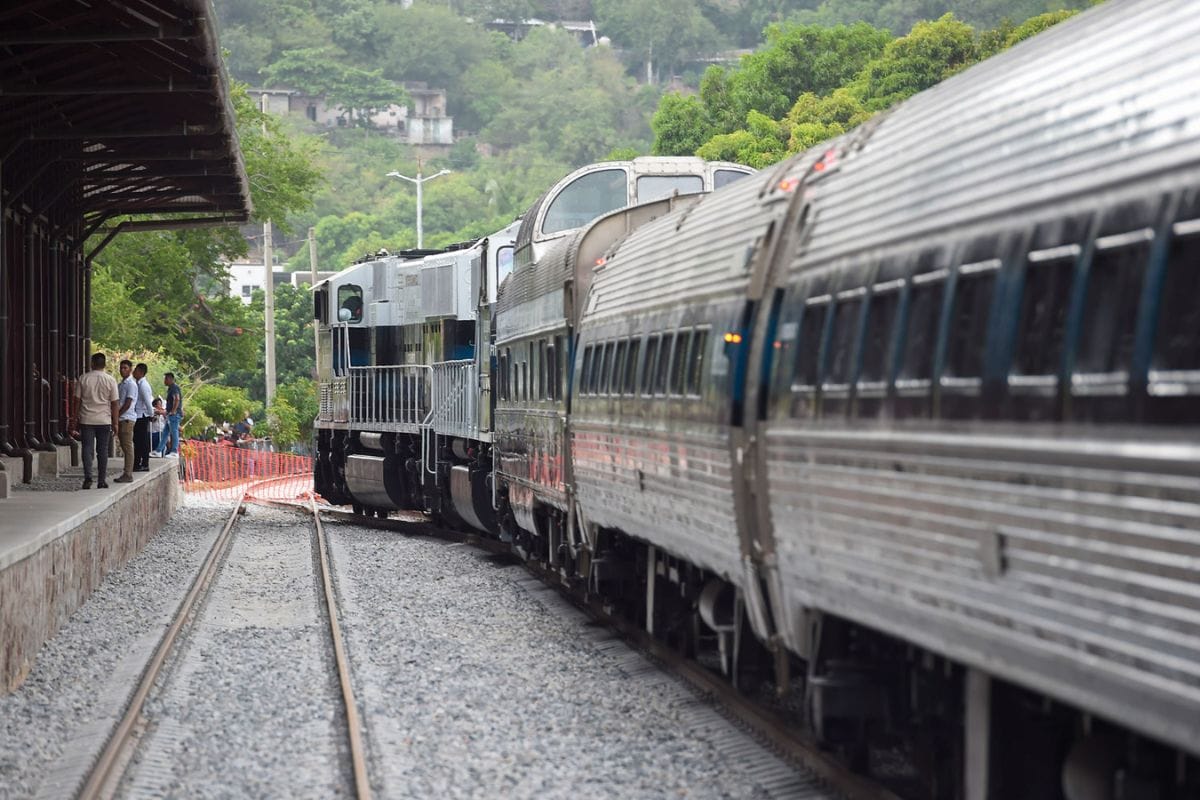 Andrés Manuel López Obrador informó que el próximo 20 de noviembre; presentará un decreto para que vías férreas de trenes de carga se usen también para pasajeros en todo el país.