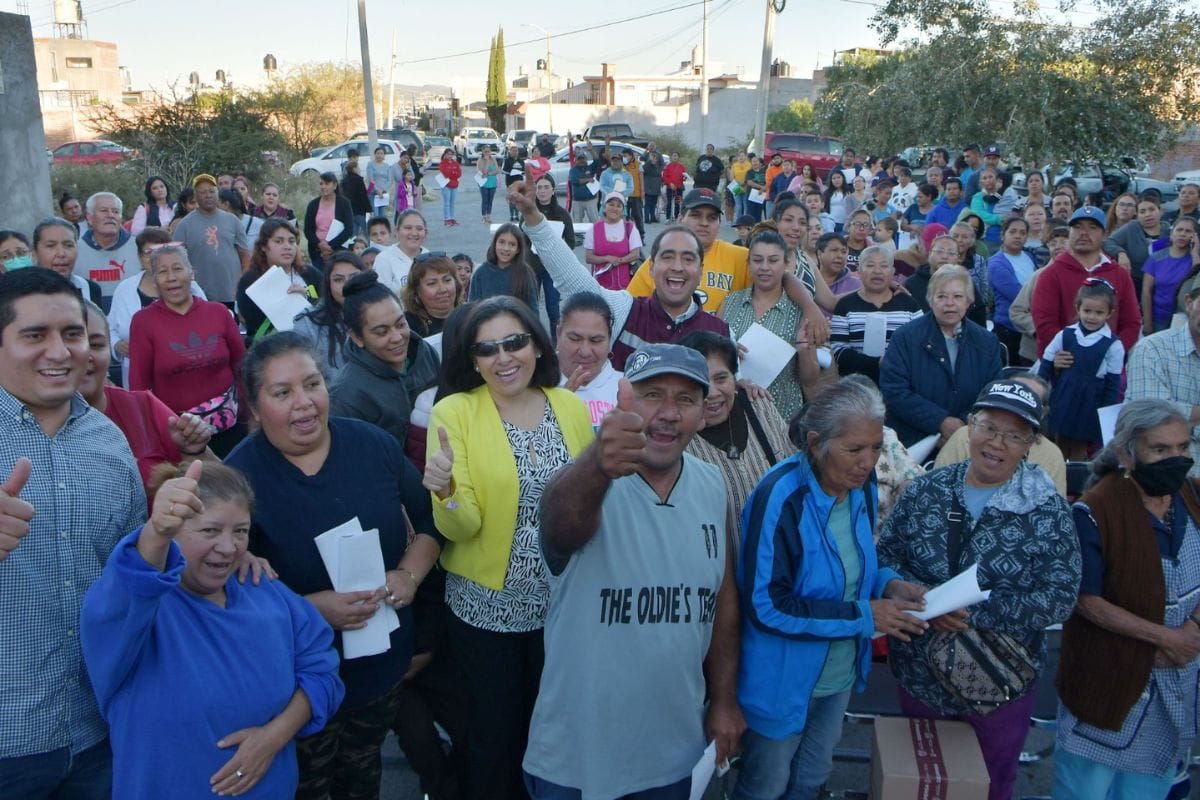 Vecinos de la Colonia Ojo de Agua de la Palma y Escritores recibieron apoyos alimentarios de manos del Presidente Municipal Pepe Saldívar.