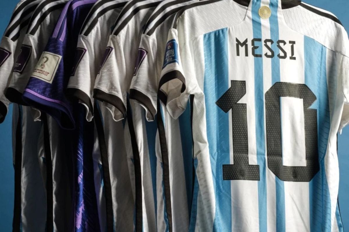Se rematará un paquete de seis camisetas que el astro argentino Lionel Messi usó durante el Mundial de Qatar 2022; estimando su valor en más de 10 millones de dólares.