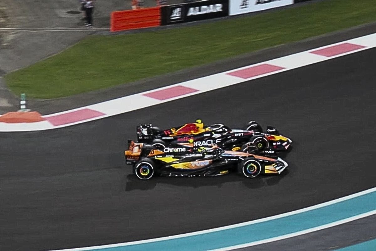 En el  GP de Abu Dabi 2023, Max Verstappen cruzó la meta por delante de su compañero Sergio Sergio ‘Checo’ Pérez.
