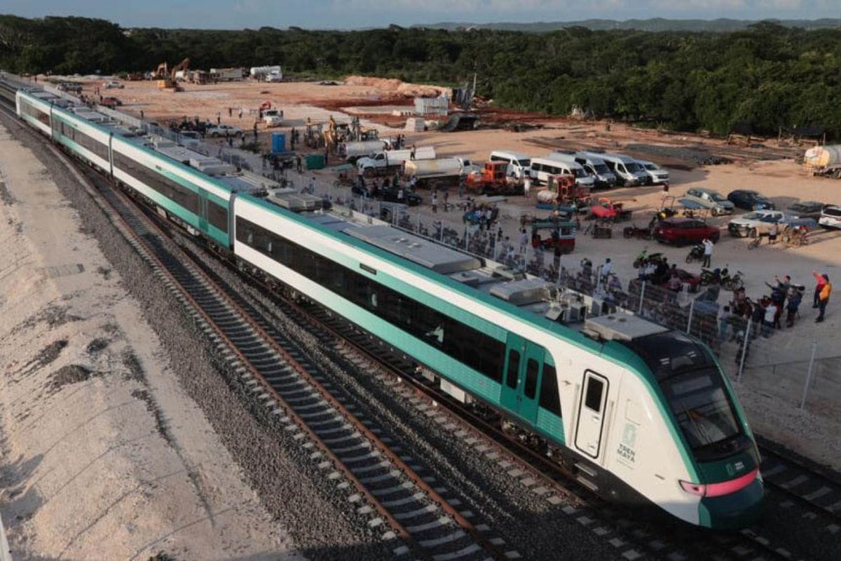 Andrés Manuel López Obrador informó que el próximo 20 de noviembre; presentará un decreto para que vías férreas de trenes de carga se usen también para pasajeros en todo el país.