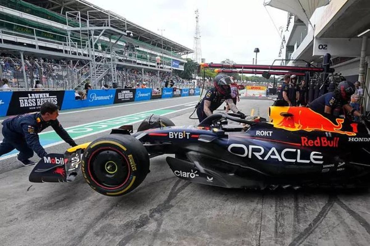 Sergio Checo' Pérez termina en cuarto y Fernando Alonso en tercero con un final de fotografía. Max Verstappen gana el GP de Brasil 2023.