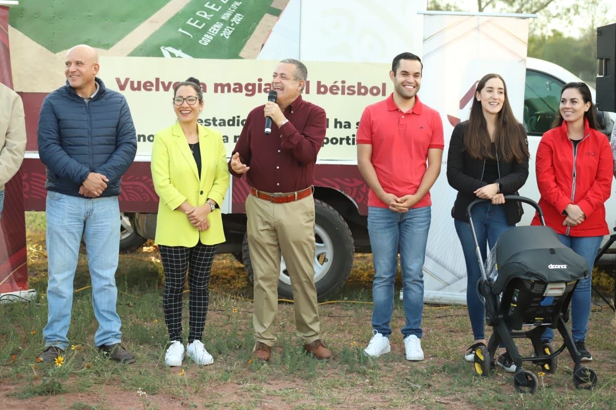 Como parte del proyecto de impulso al deporte y espacios públicos dignos, se han iniciado los trabajos para la colocación de césped artificial en la cancha de fútbol del Complejo Deportivo Sur.