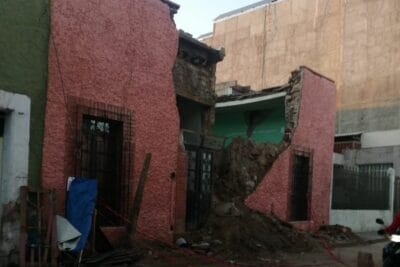 Casa en derrumbe en la calle Juan de Tolosa en el Centro de Fresnillo | Foto: Ángel Martinez