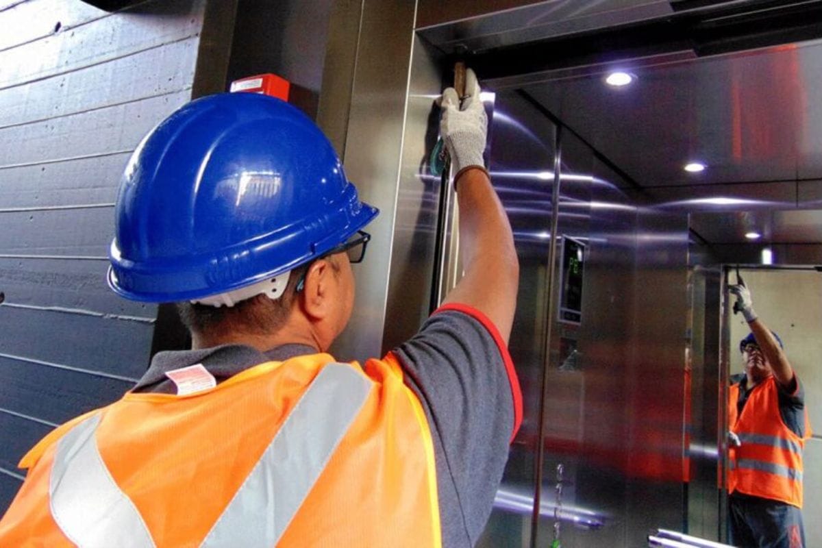 Un trabajador cayó de una altura de seis metros en un elevador dentro de las oficinas del Metro de la Ciudad de México.