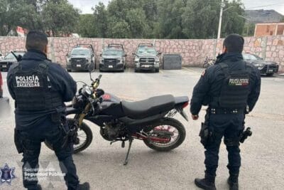 Elementos de la Policía recuperan motocicleta reportada de robo en la colonia Díaz Ordaz